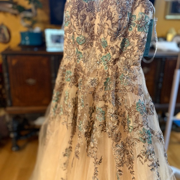 NWT SZ 4 Camille La Vie Gown - Picture 3 of 6